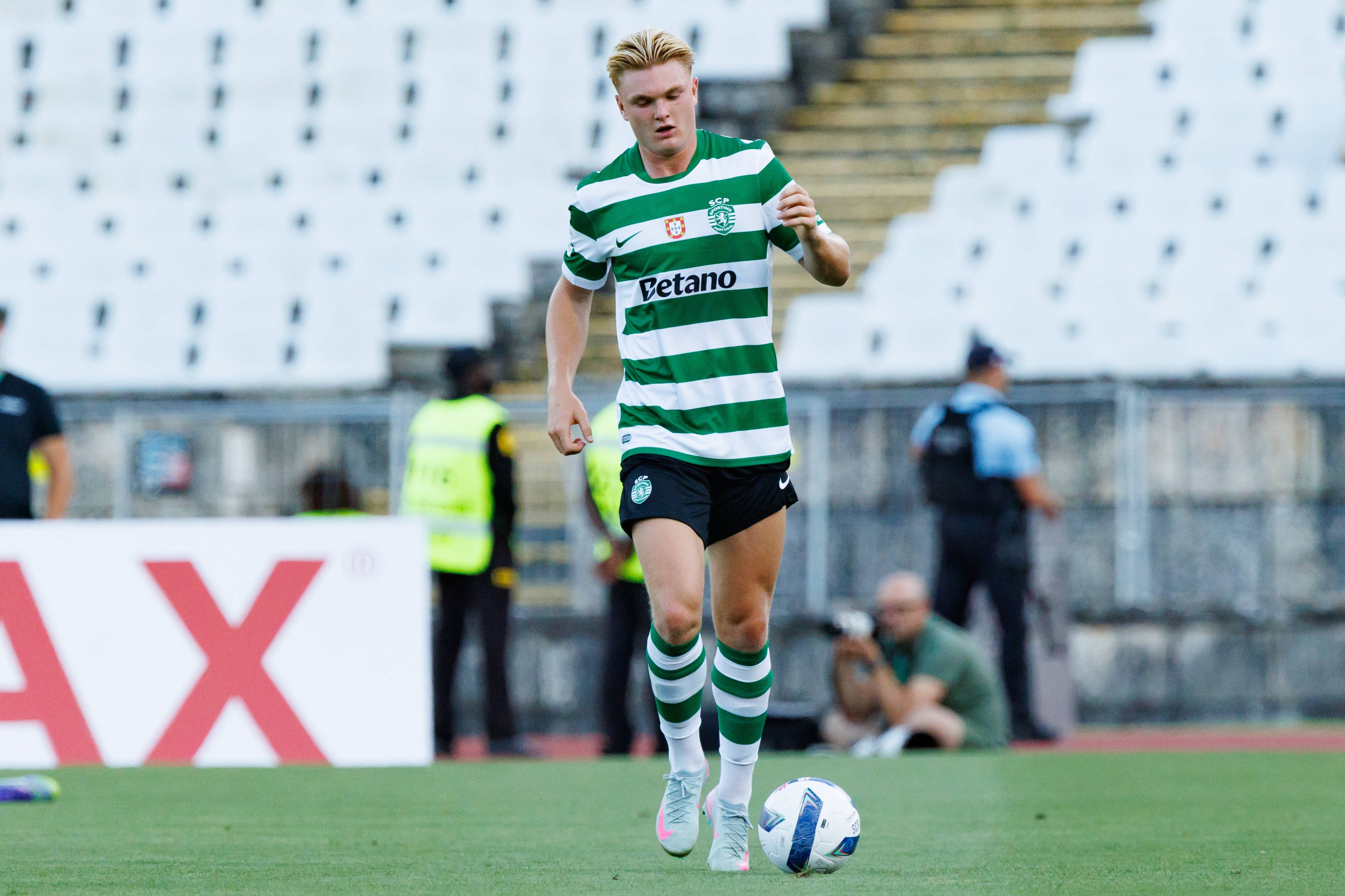 开云体育-隆戈：米兰预计哈德尔今天上午抵达意大利，葡体希望先敲定替代者