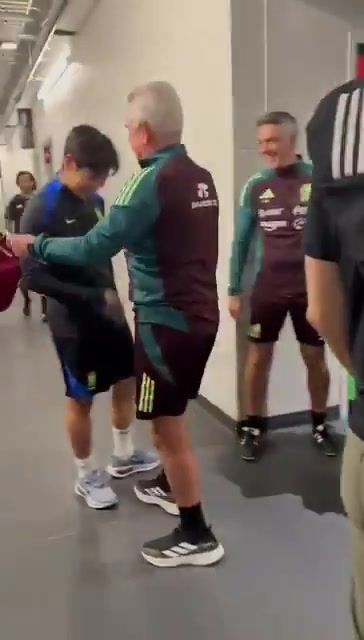 师徒重逢！墨西哥主帅阿吉雷赛后与李刚仁见面并开玩笑